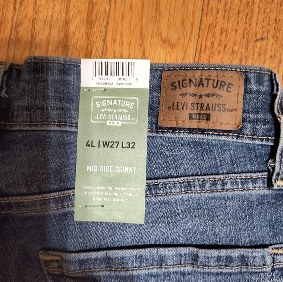 NWT Signature by Levi StraussTotally Shaping mid rise skinny jeans,4L or 27Wx32L - Picture 10 of 10
